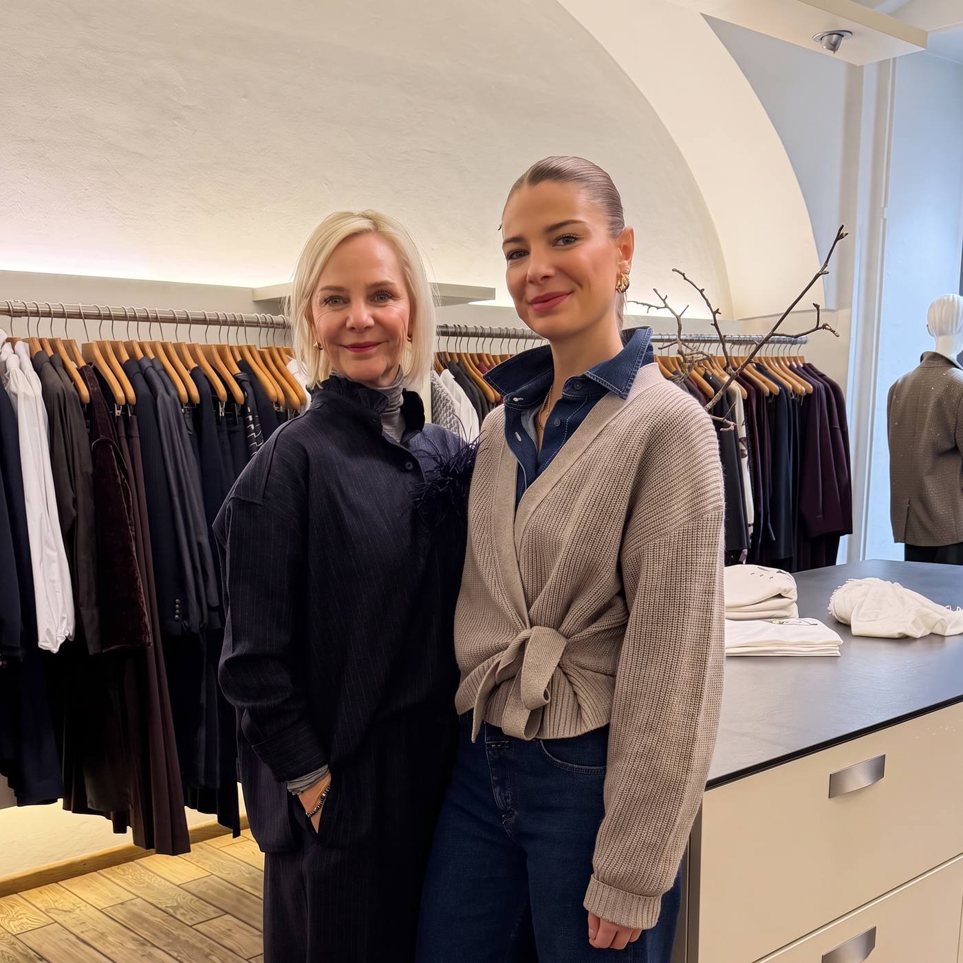 Sissy und Mesi in ihrer Boutique in Linz