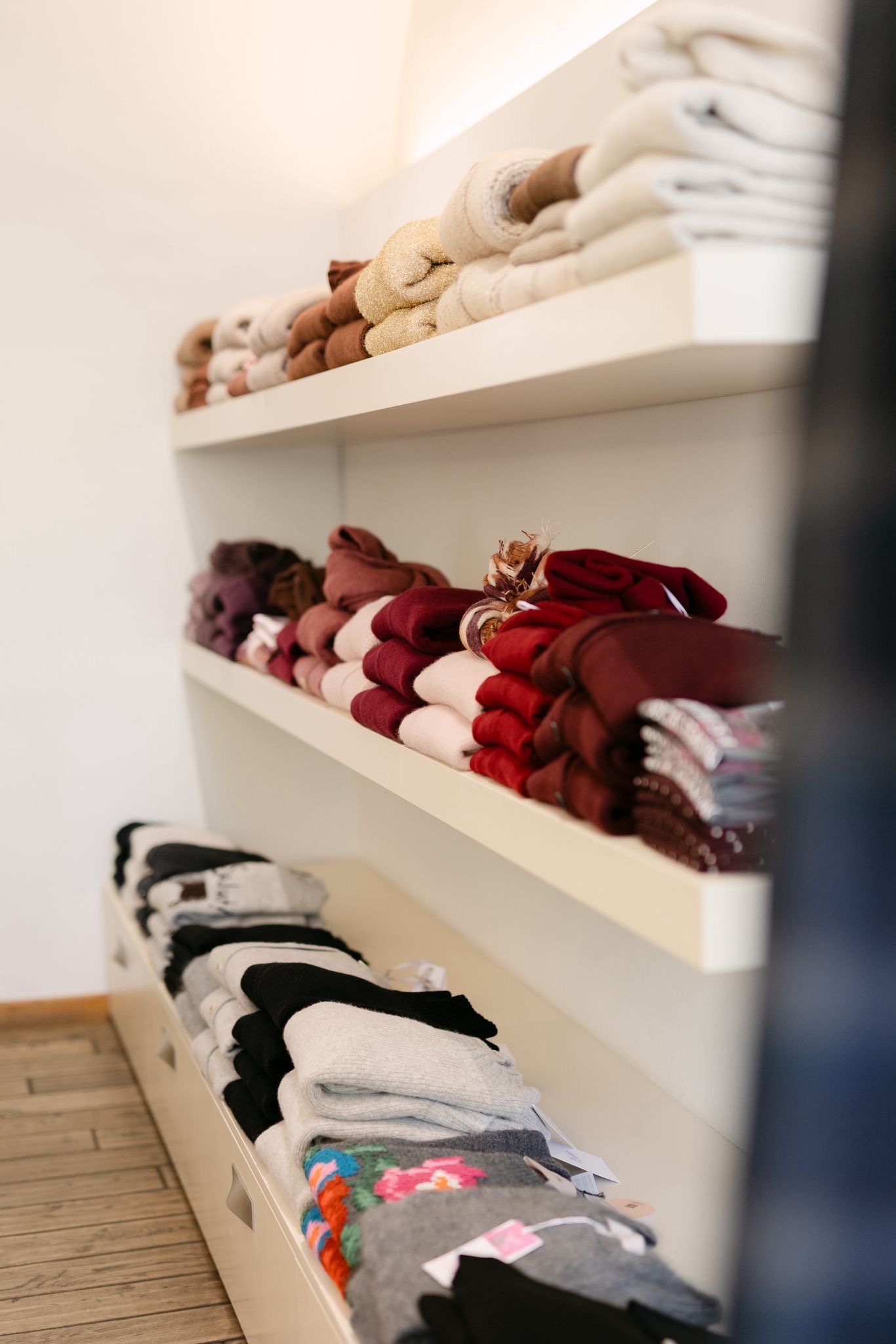 Regale mit gefalteter Strickware als Teil unserer Auswahl an Damenbekleidung in Linz