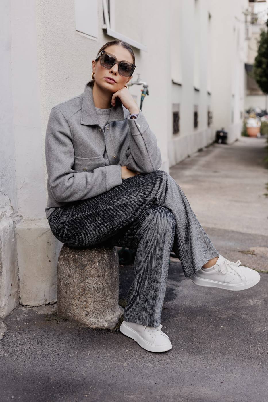 Grauer Look aus der aktuellen Auswahl in der Linzer Innenstadt