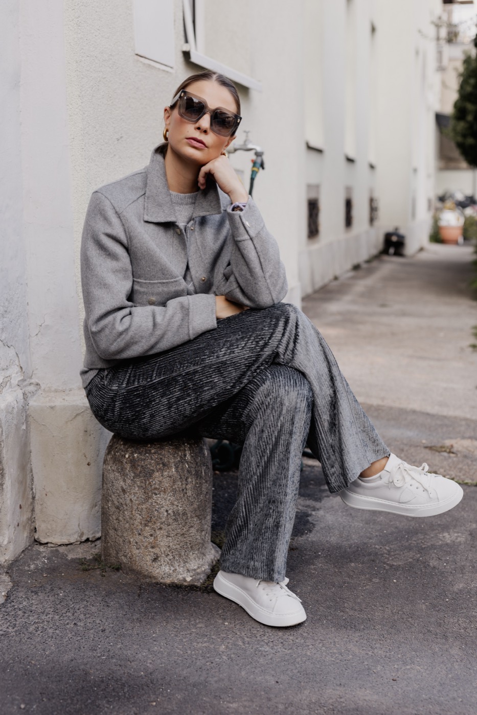 Lookbook-Look in Grautönen mit Jacke und weiter Hose