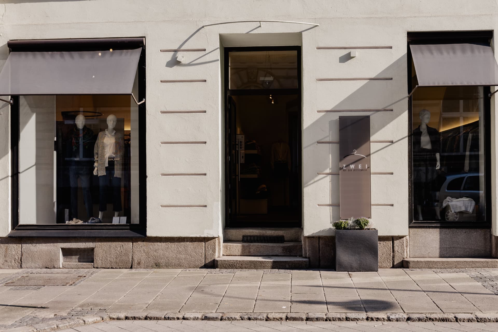Schaufenster und Eingang der Boutique ZWEI auf der Spittelwiese