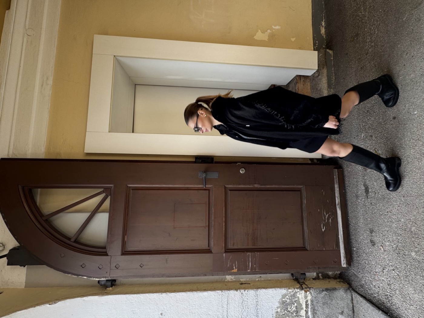 Streetstyle-Aufnahme mit schwarzem Mantel und Stiefeln in Linz