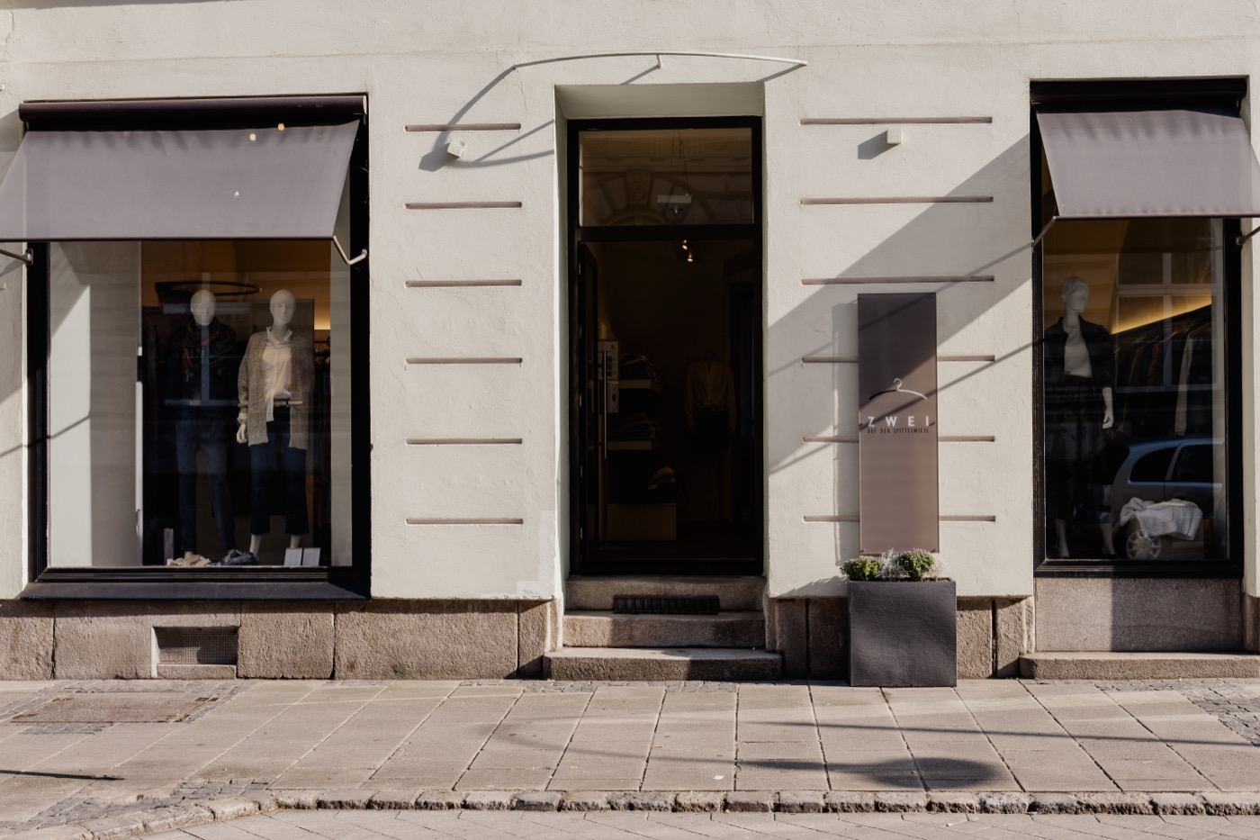 Schaufenster und Eingang unseres Modegeschäfts ZWEI auf der Spittelwiese in der Linzer Innenstadt